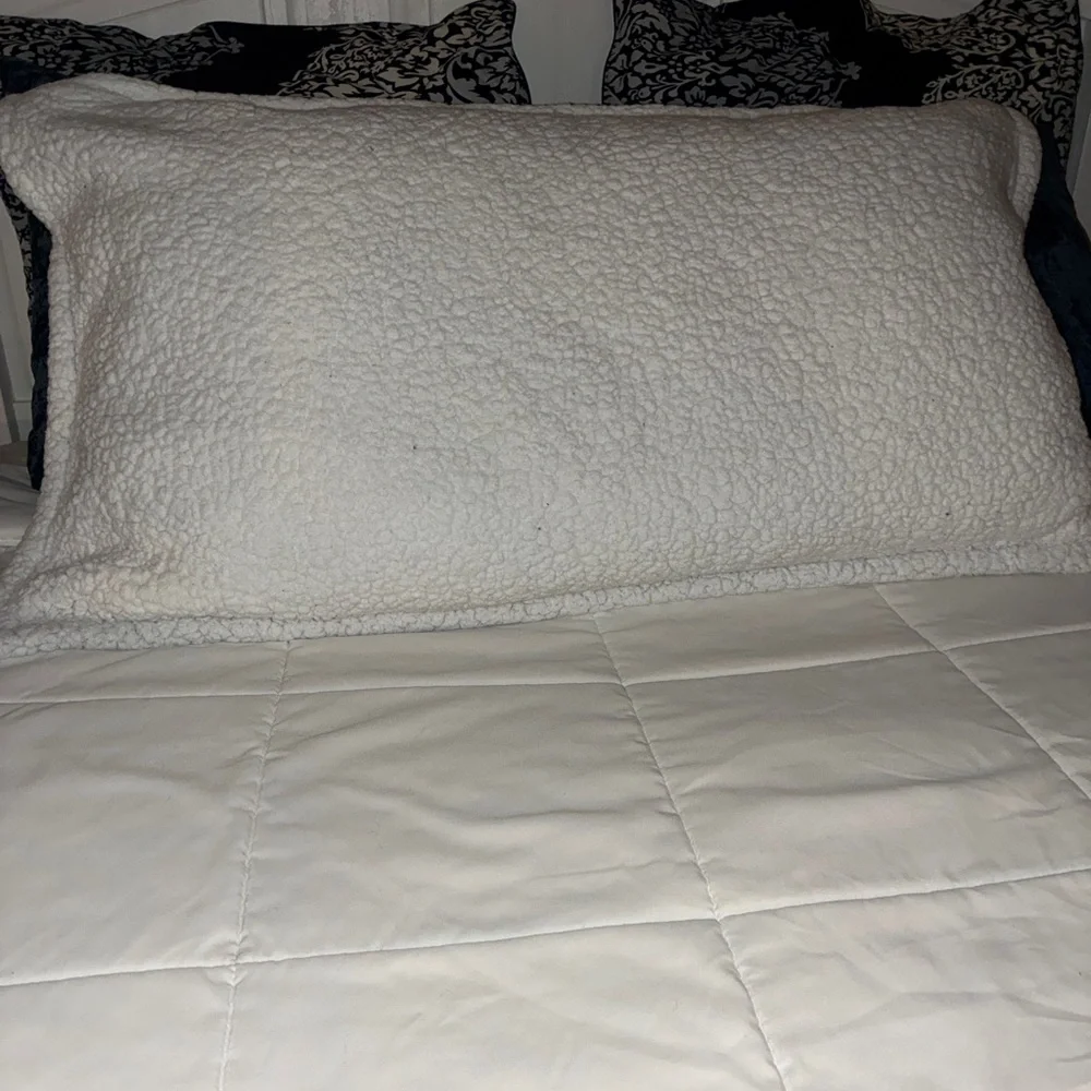 1‎ UGG Navy and Cream King Size pillow cover Preowned. Good Condition.
